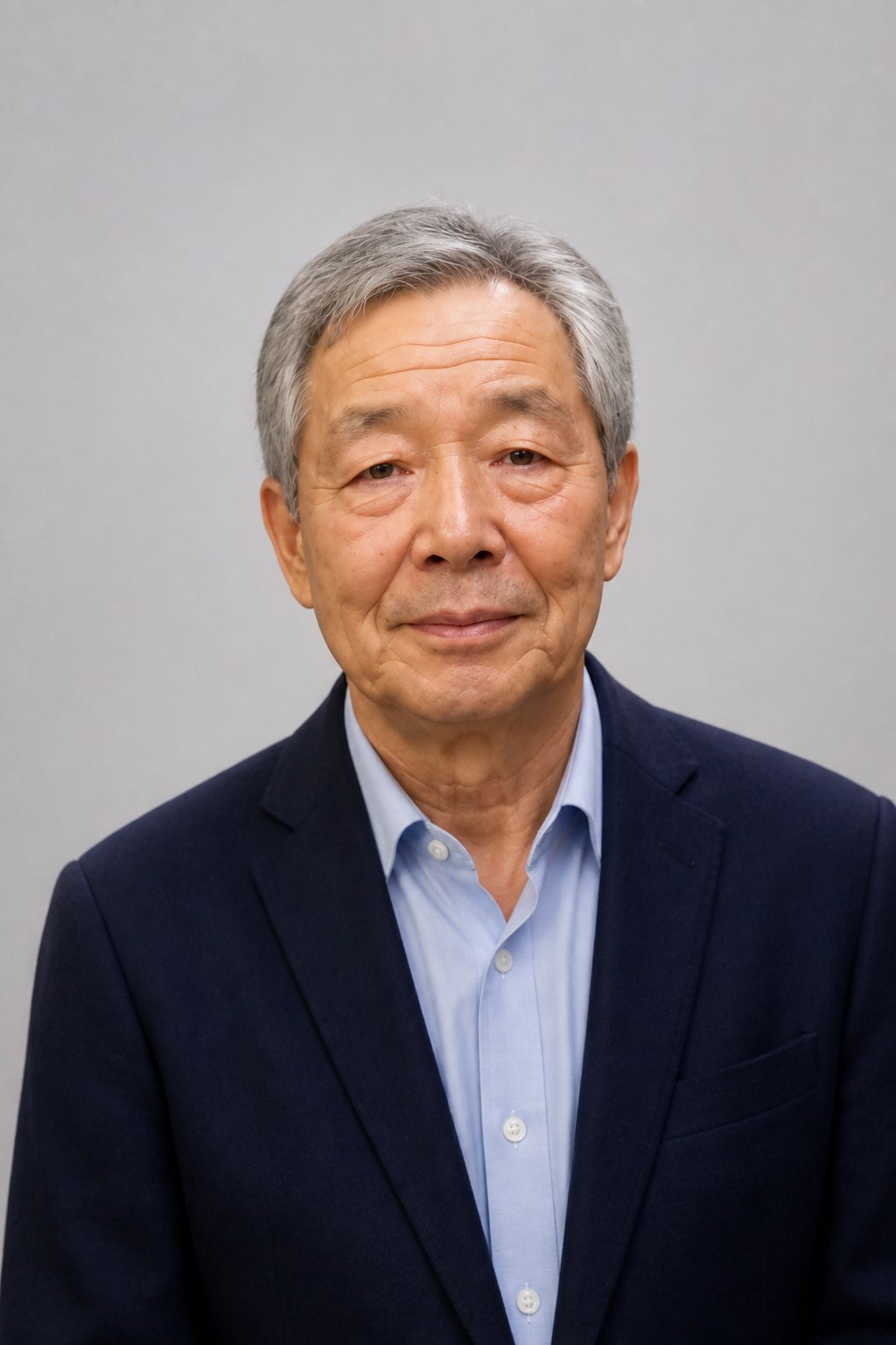 편안한 네이비 캐주얼을 입은 고령 남성의 합성 예시 이미지