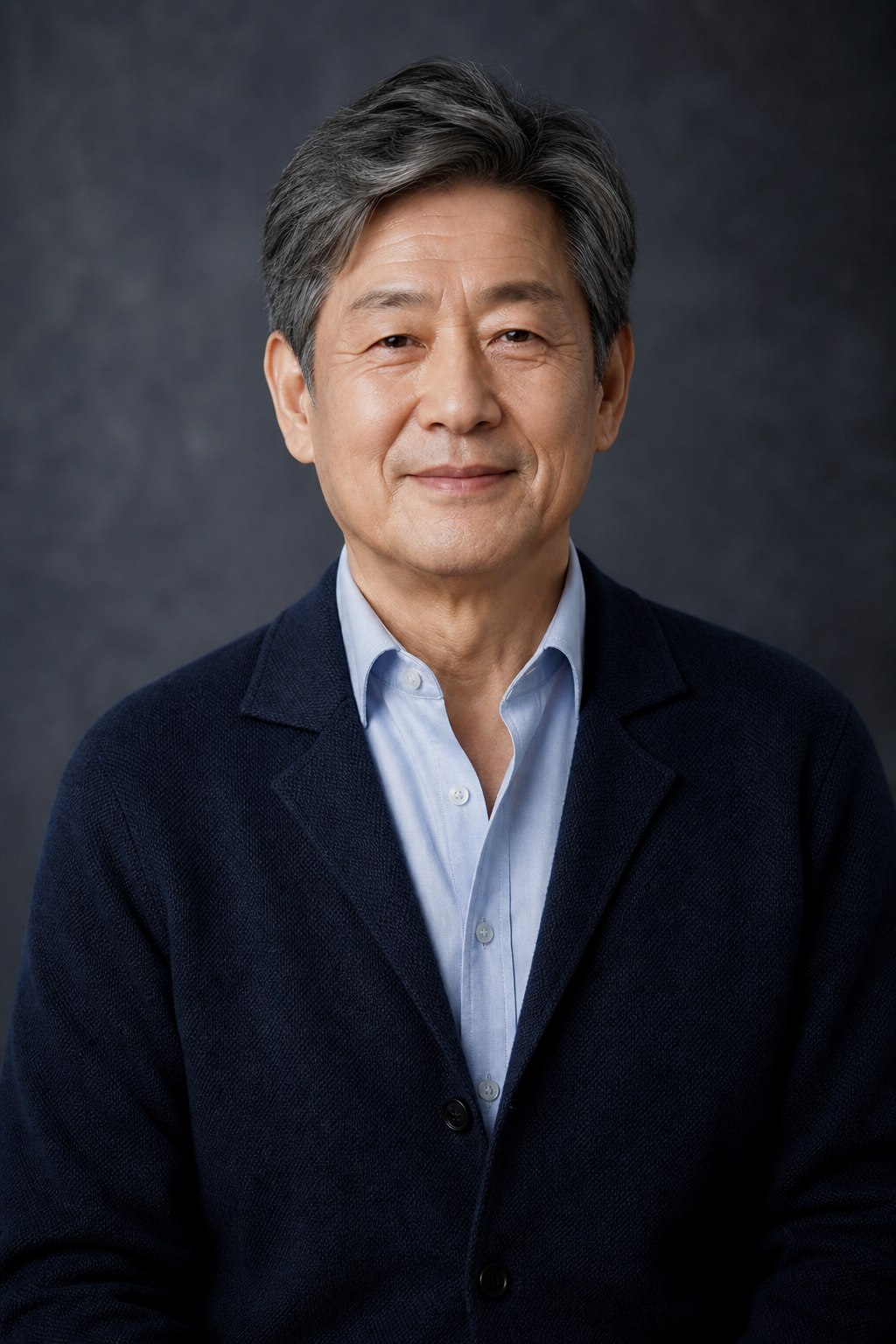 편안한 네이비 캐주얼을 입은 중년 남성의 합성 예시 이미지